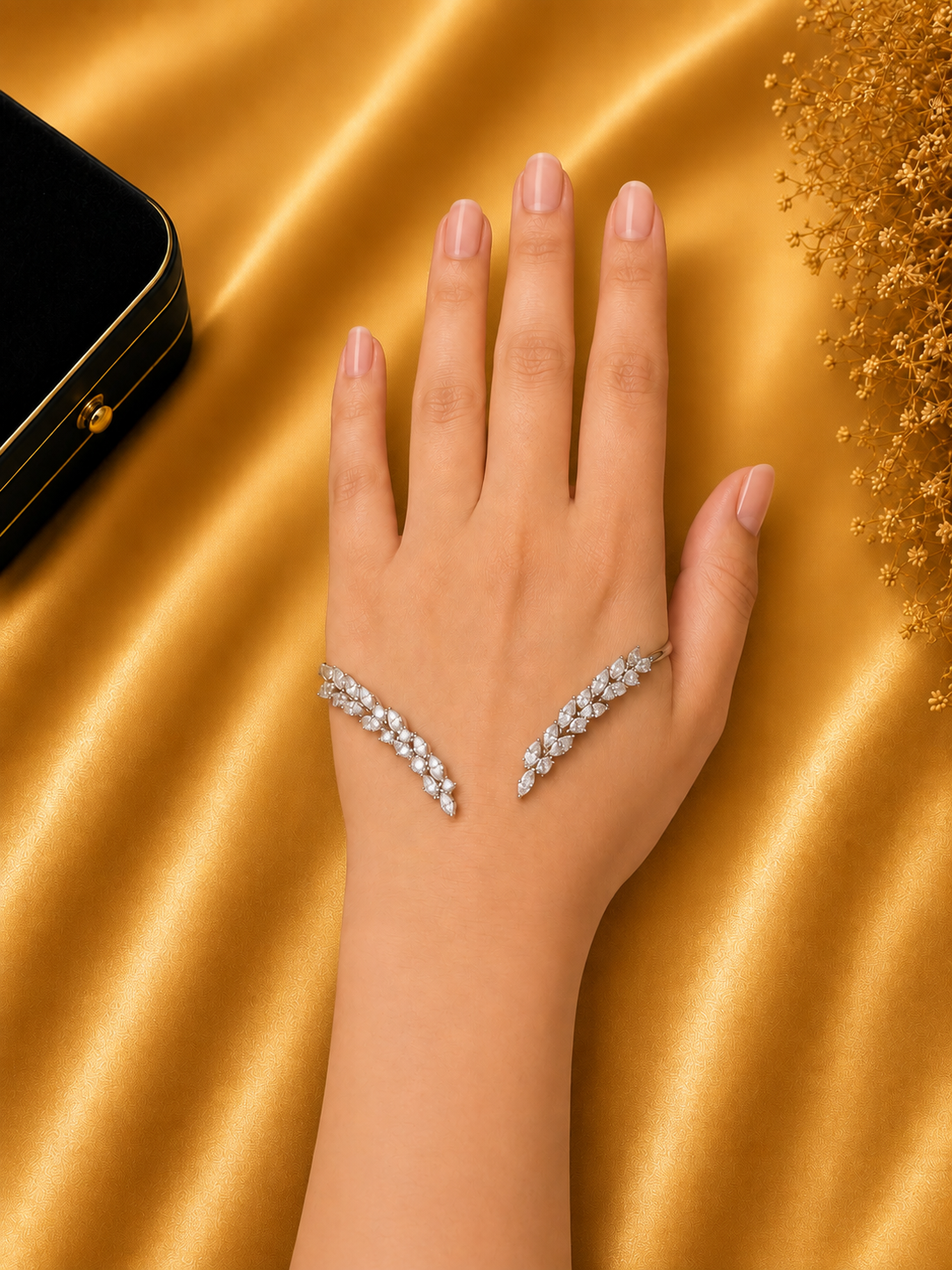 Auravé Leaf Diamond hand harness in 18K White Gold