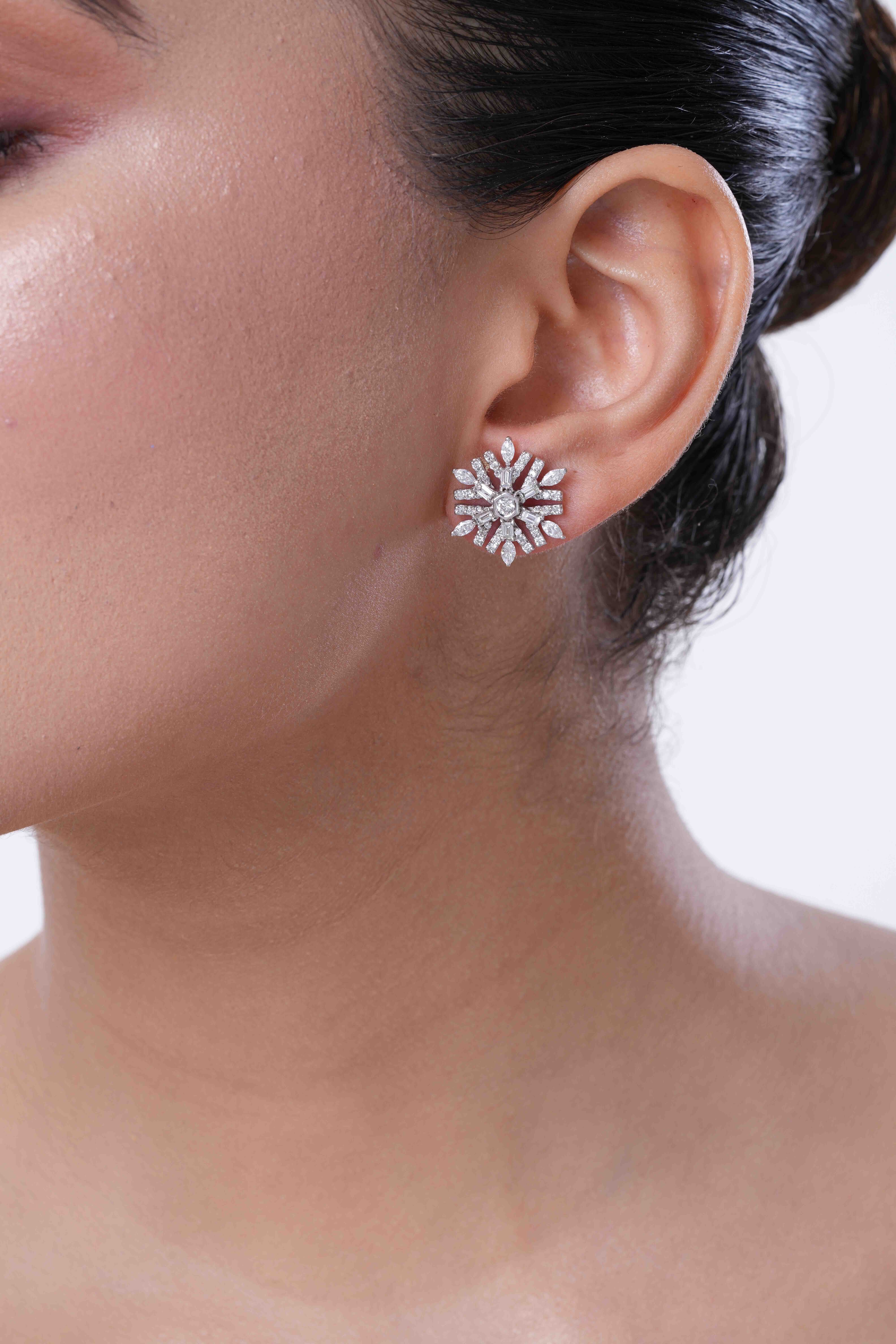 ASTERICA SNOW FLAKE EARRING